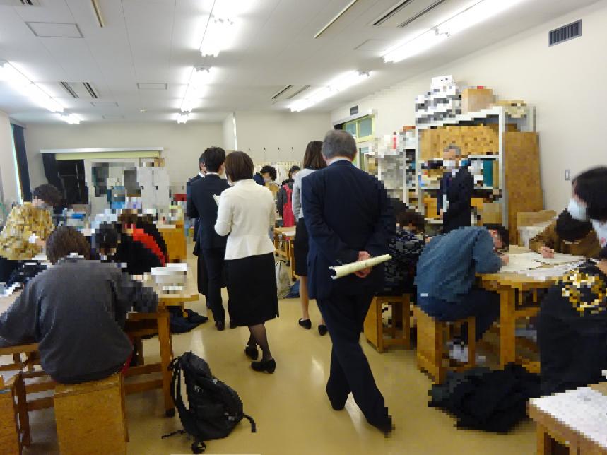 神奈川総合高等学校の授業を視察する教育委員