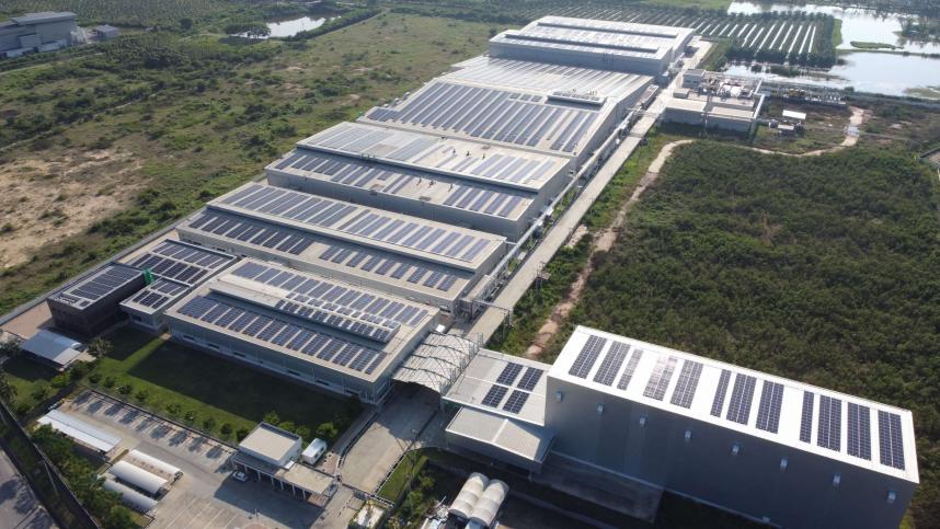 ラチャブリ県の工場に設置された太陽光パネル