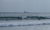 拡大エボシ岩とサーフィンの写真