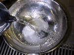 写真：分量の水に塩を良くとかす