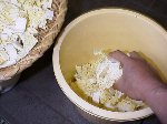 写真：漬物容器にハクサイを全部入れる