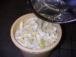 写真：上から（3）の塩水を注ぎ込む