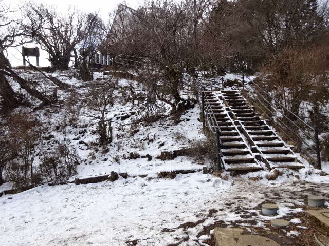 230131大山山頂トイレ前広場