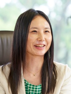 堀 真奈美 氏