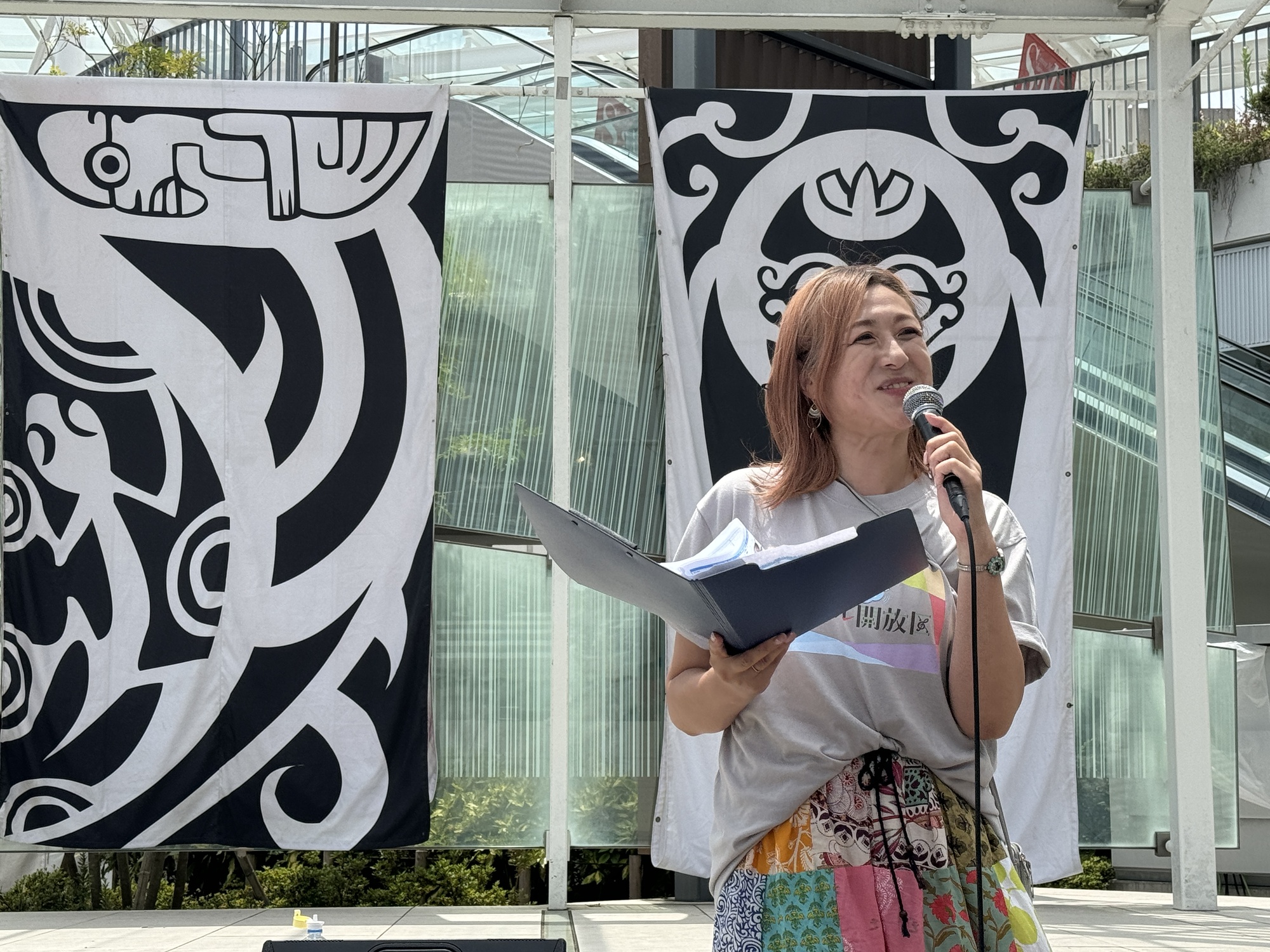 とびだせ!マグカル開放区in湘南 司会の鈴木まひる(FMヨコハマDJ)