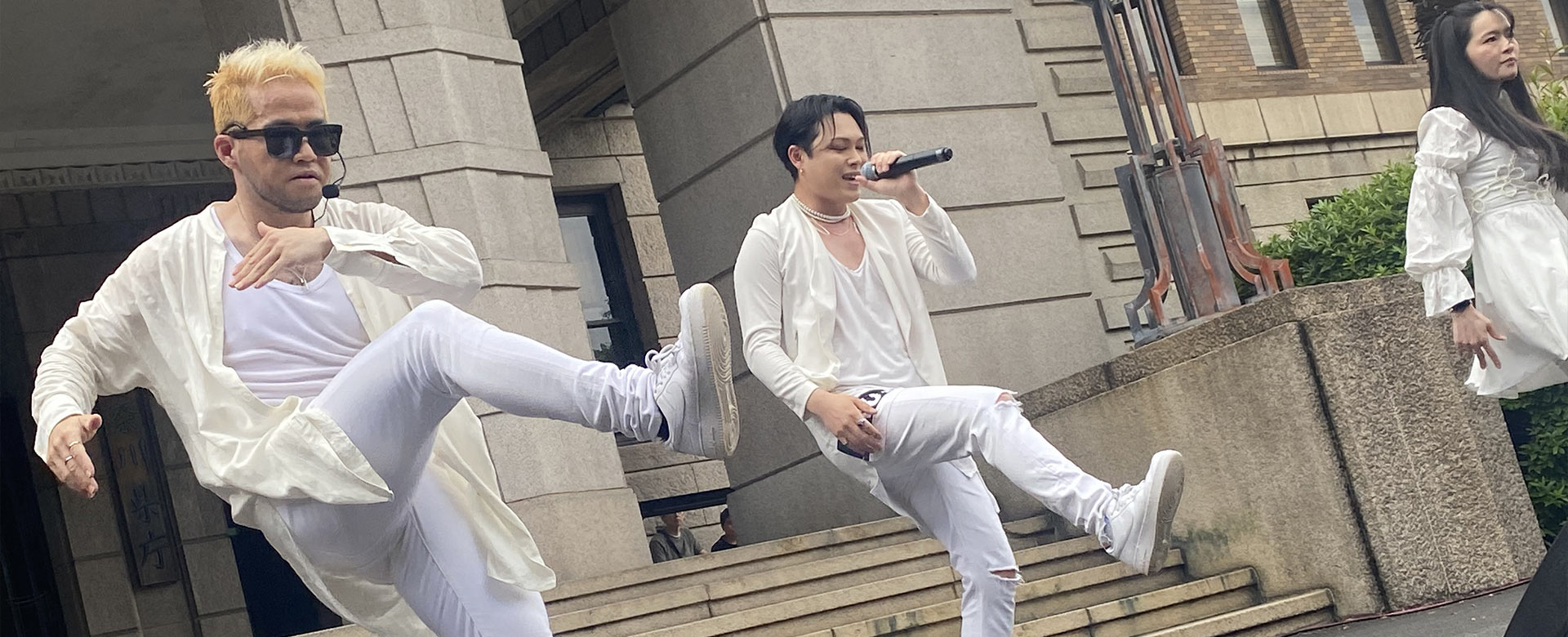 神奈川県庁本庁舎前で開催された「かながわパフォマ開放区 FREE PERFORMANCE ZONE」の様子を写したイベントメインビジュアル。パフォーマーや観客が写っている。