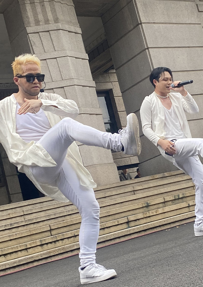 神奈川県庁本庁舎前で開催された「かながわパフォマ開放区 FREE PERFORMANCE ZONE」の様子を写したイベントメインビジュアル。パフォーマーや観客が写っている。