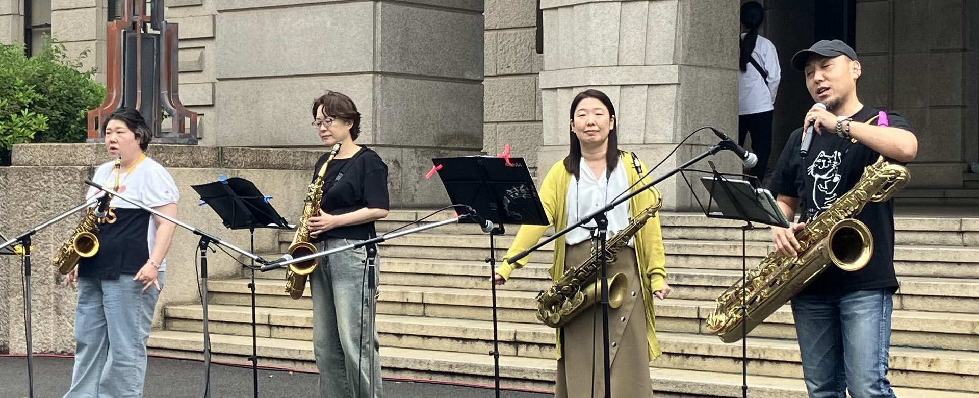 神奈川県庁本庁舎前で開催された「かながわパフォマ開放区 FREE PERFORMANCE ZONE」の様子を写したイベントメインビジュアル。パフォーマーや観客が写っている。