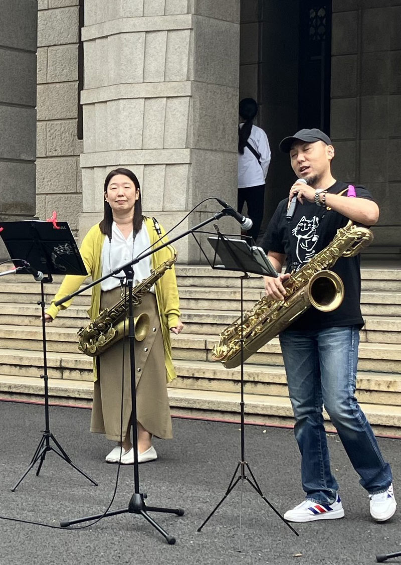 神奈川県庁本庁舎前で開催された「かながわパフォマ開放区 FREE PERFORMANCE ZONE」の様子を写したイベントメインビジュアル。パフォーマーや観客が写っている。