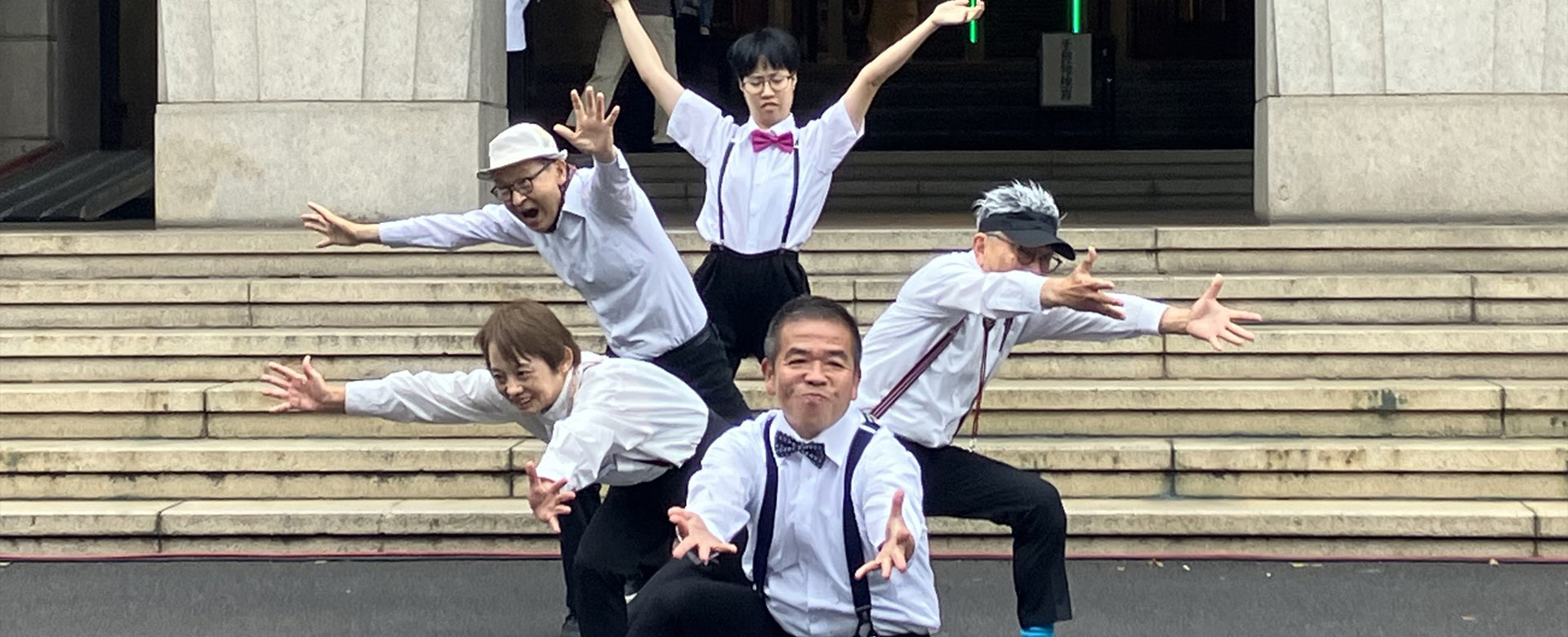 神奈川県庁本庁舎前で開催された「かながわパフォマ開放区 FREE PERFORMANCE ZONE」の様子を写したイベントメインビジュアル。パフォーマーや観客が写っている。