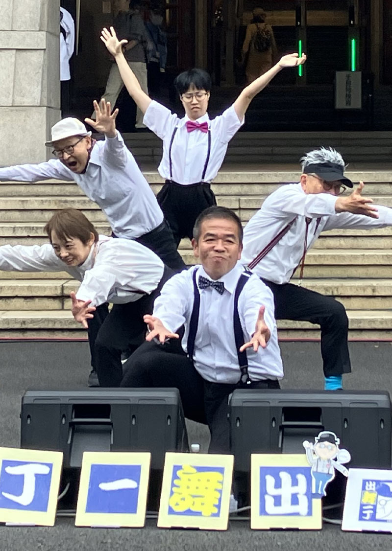 神奈川県庁本庁舎前で開催された「かながわパフォマ開放区 FREE PERFORMANCE ZONE」の様子を写したイベントメインビジュアル。パフォーマーや観客が写っている。