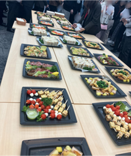 軽食も簡単に手でつまめる形式!