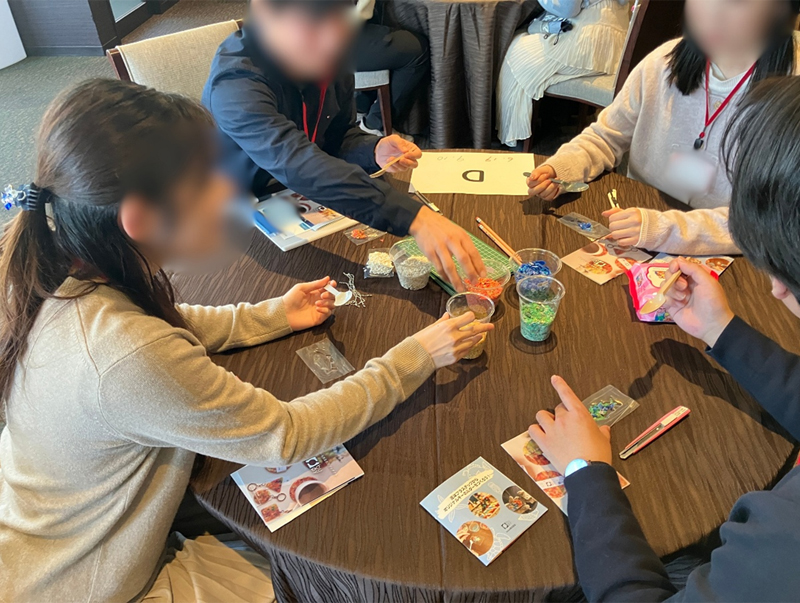 キーホルダー作りの様子