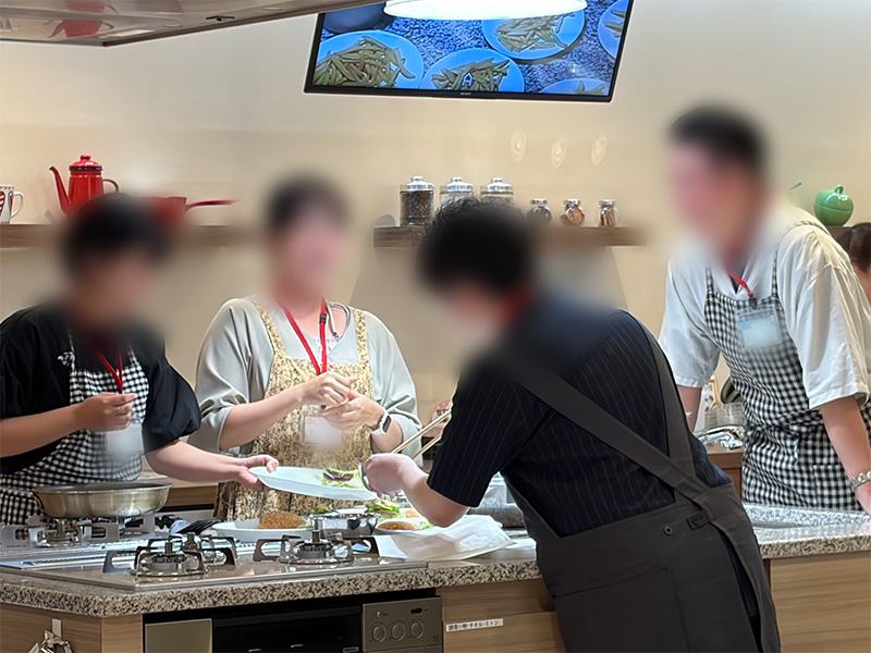 チームワーク良くハンバーガーをつくるみなさん