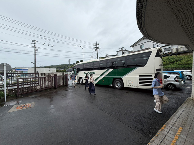 バスが中井町立井ノ口公民館へ到着しました