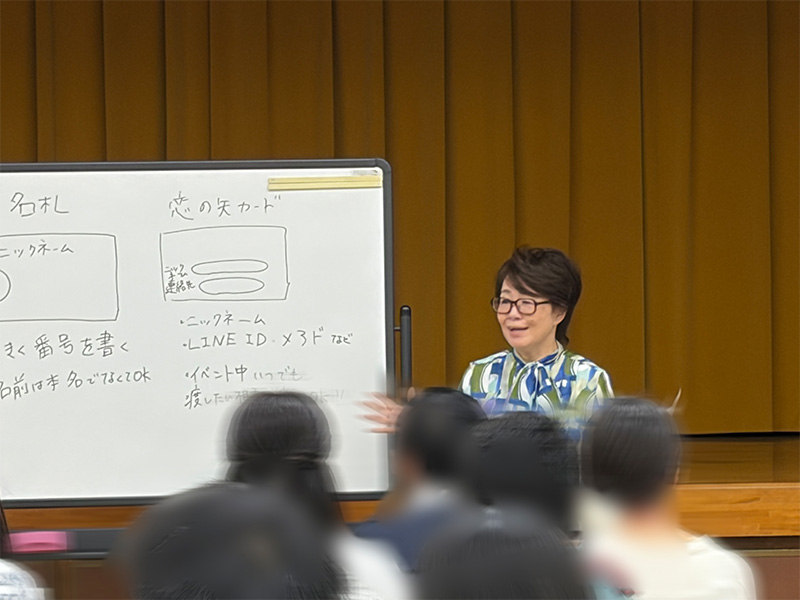 荒木さんのお話に耳を傾ける参加者のみなさん