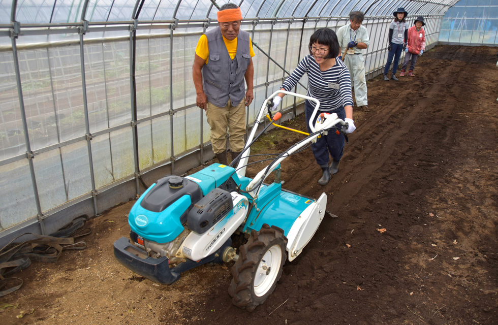 農業機械の操作に挑戦