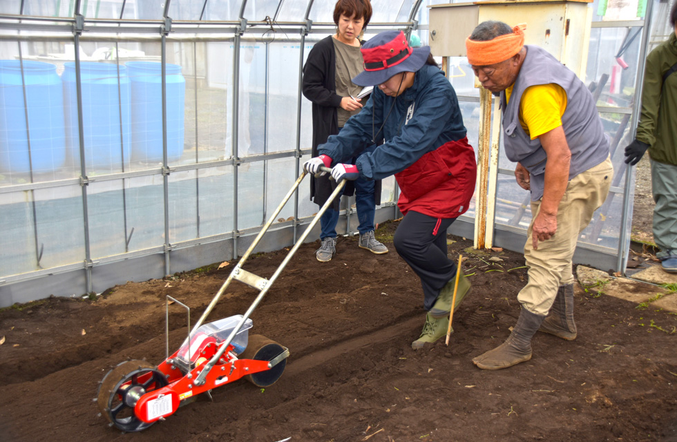 農業機械の操作に挑戦