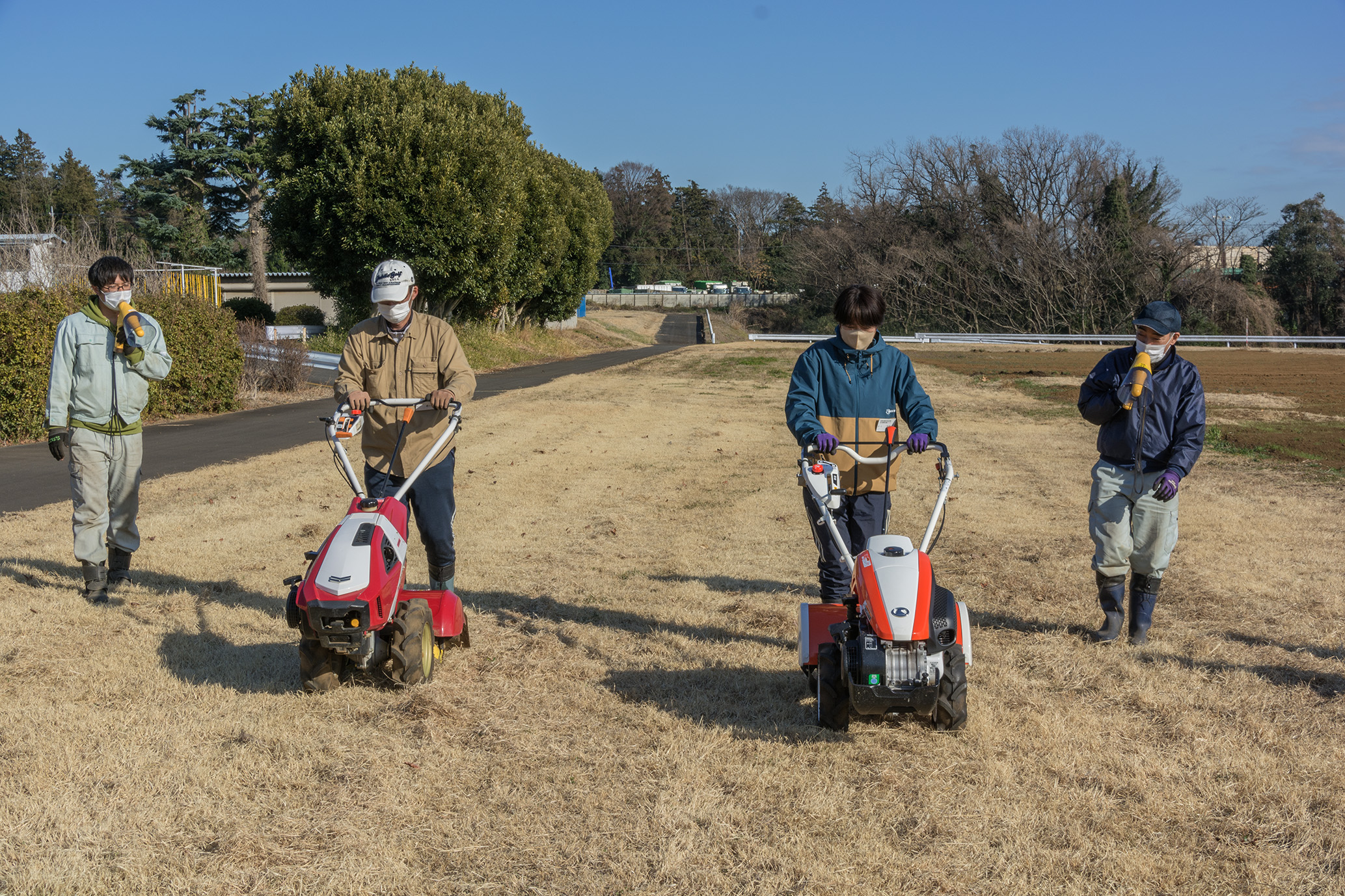 いざ、刈払機と歩行型トラクター