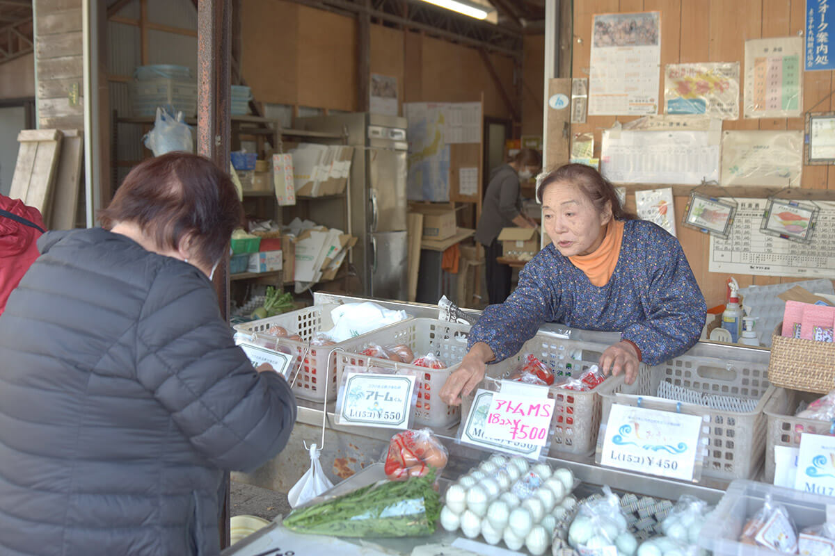 直売所でお客さんと話している様子