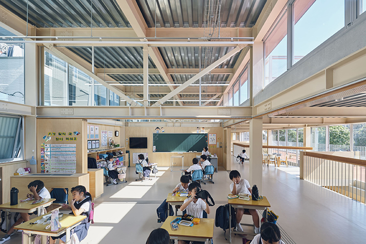 （サムネイル）川崎朝鮮初級学校 建物内部