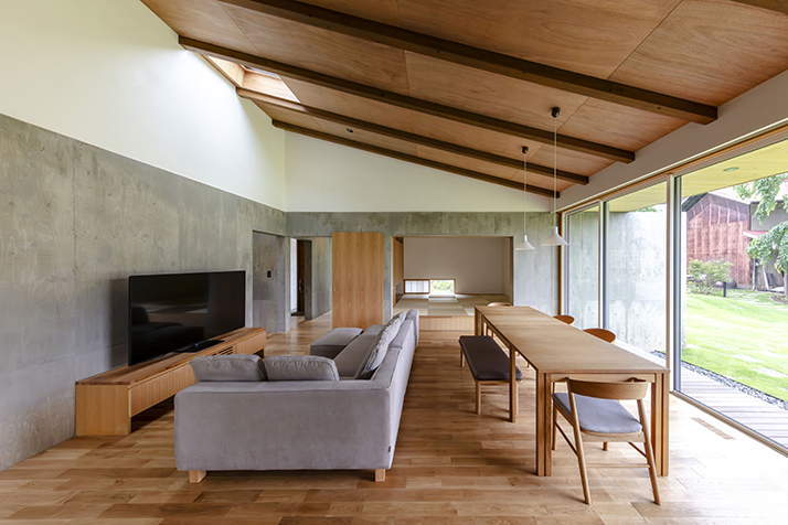 (サムネイル写真)つながる塀の家　建物内部