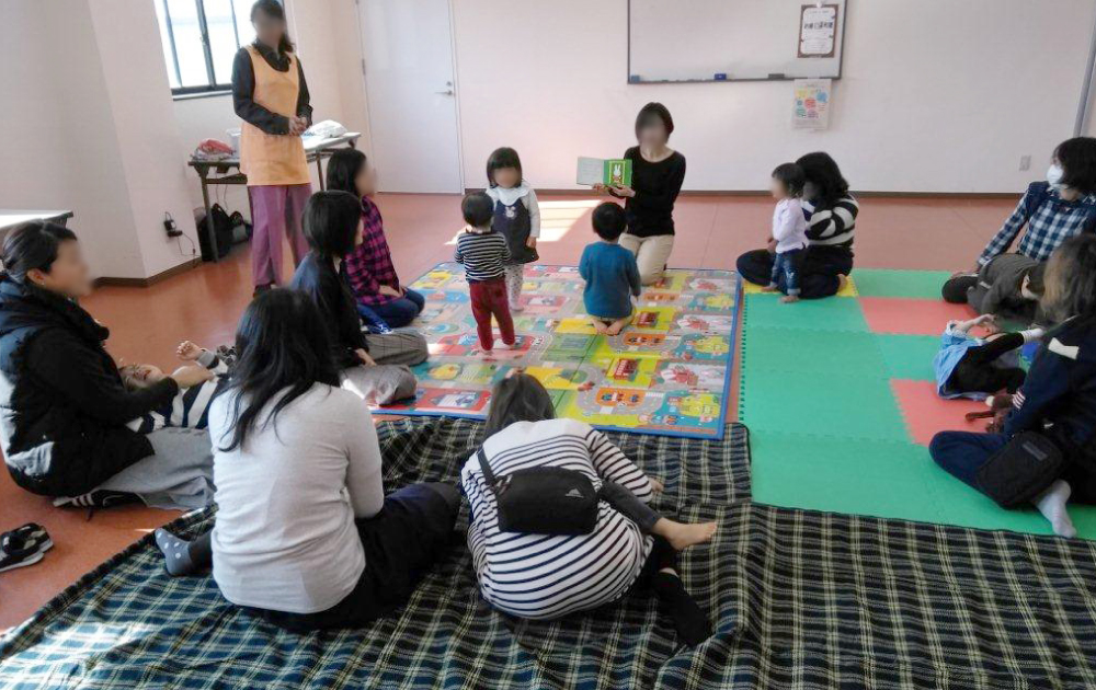 和やかな雰囲気で交流する子育てひろば