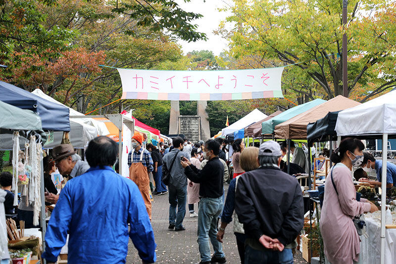 店舗がずらりと並ぶ上府中公園内