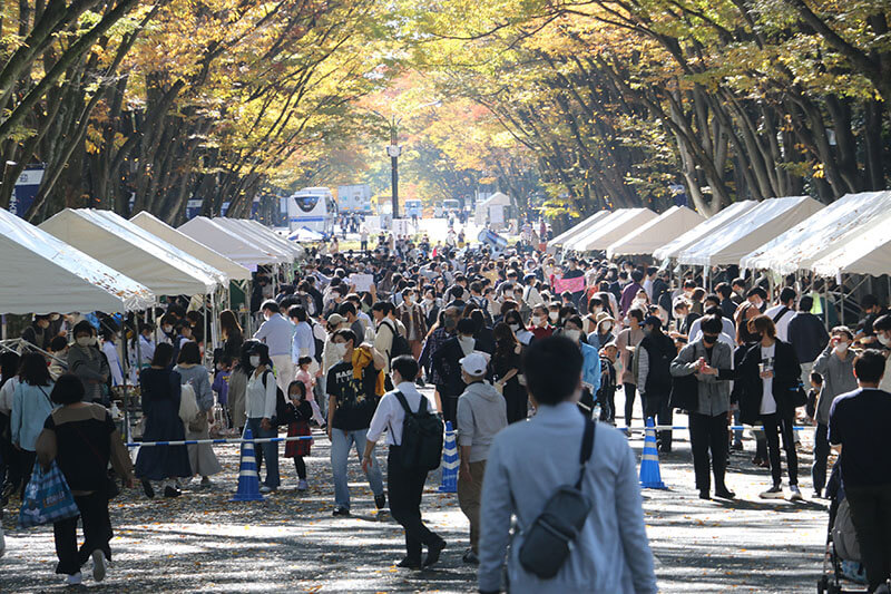 多くの来場者が訪れる建学祭