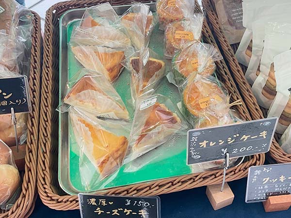 レモンやオレンジを使った爽やかなケーキも販売