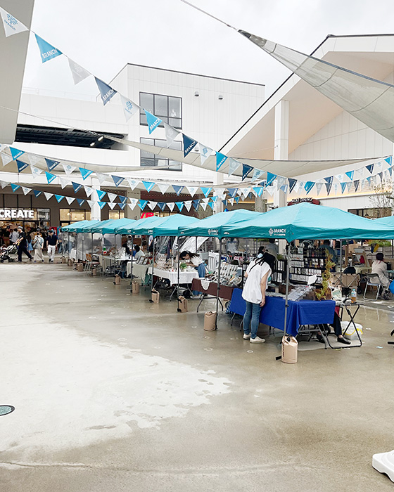 雨模様の中、いくつもの出店者がパラソルを広げました