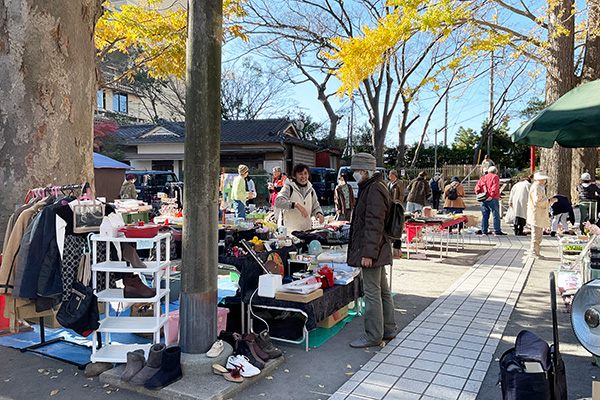 市役所のとなり、逗子駅に近いこともあって、人通りが絶えない