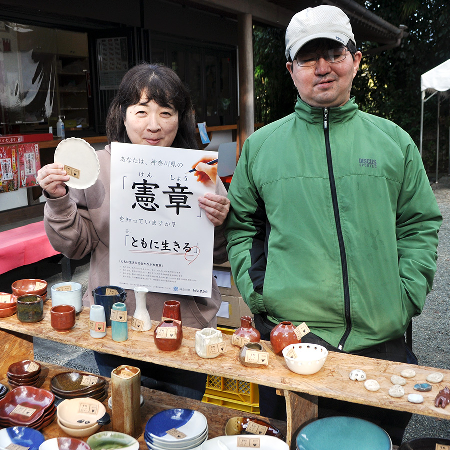 白笹稲荷骨董蚤の市に初出店 利用者制作の陶芸品が好評