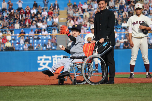 田村勇志くんが車いす上で神宮球場のマウンドにいる様子