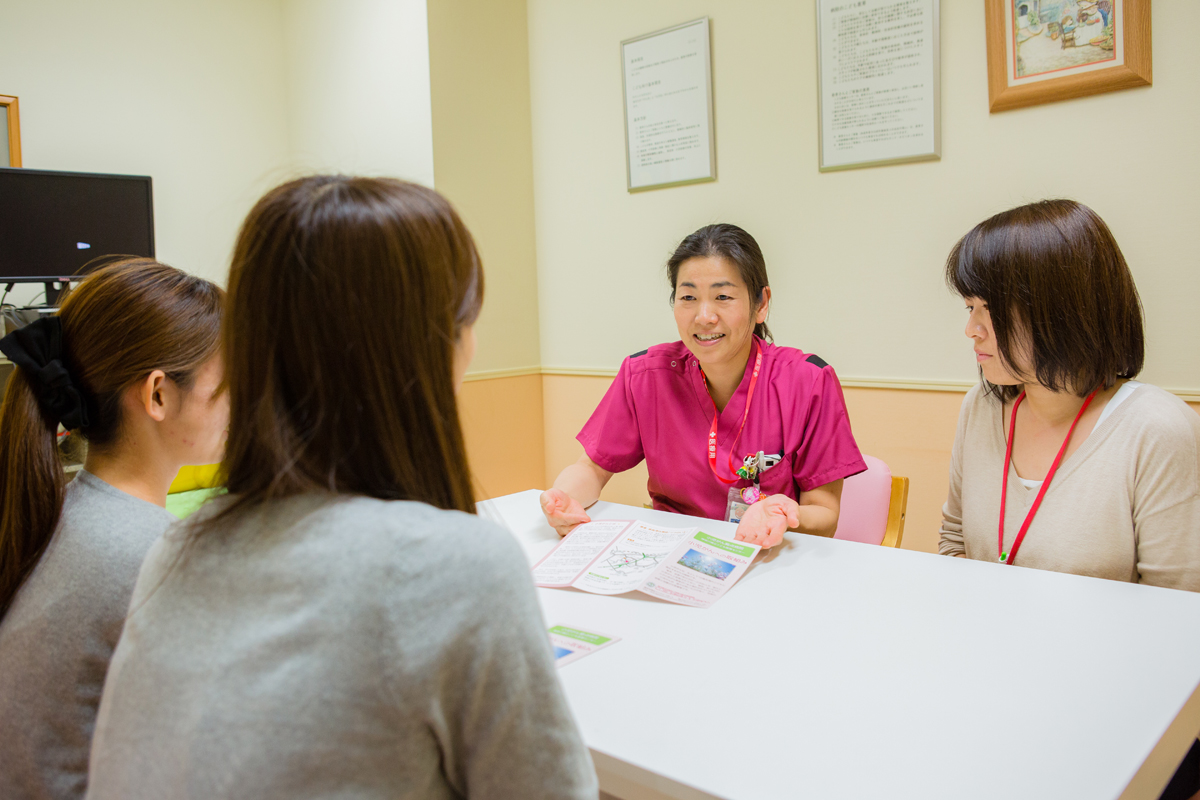 竹之内相談員が相談者に話をしているところ