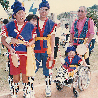 中学の運動会で、民族衣装を着てクラスメートと一緒に