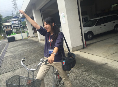 自転車に乗る百武さんの写真