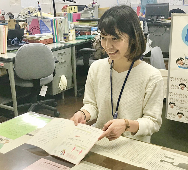 デスクでお客様対応する尾池さんの写真