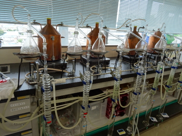 水蒸気蒸留により安息香酸、ソルビン酸、デヒドロ酢酸、パラオキシ安息香酸エステル類を抽出する作業の写真