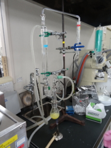 蒸留により二酸化硫黄及び亜硫酸塩類を抽出する作業の写真