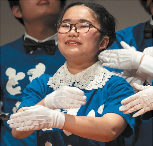 団体設立当初からサイン隊で参加する 松澤 夏鈴さん