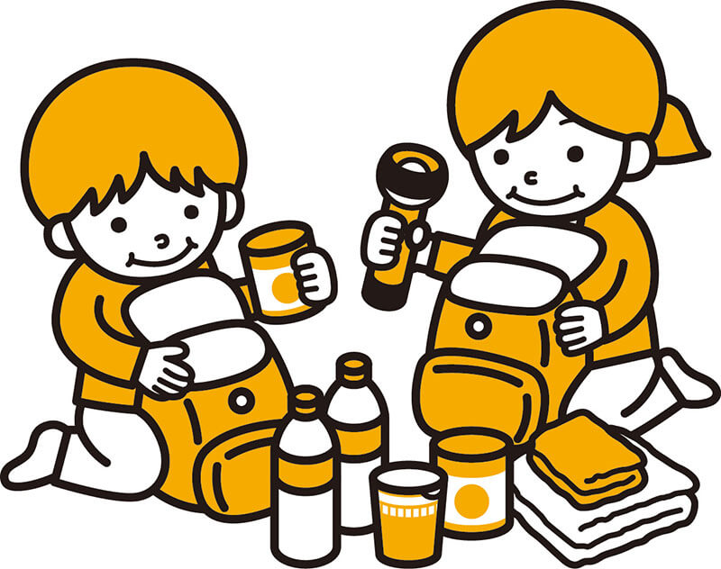 防災リュックの準備をする家族