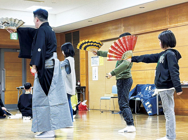 能の仕舞体験の様子