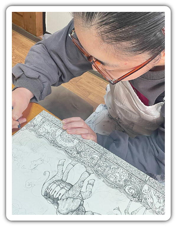 絵画を描く萌木さん