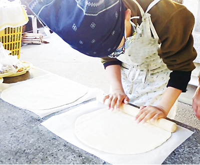 ピザ生地を伸ばす様子
