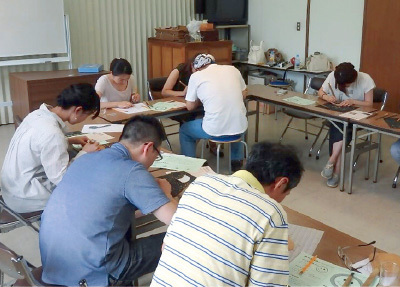 鎌倉彫体験の様子