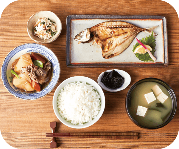 焼き魚、肉じゃが、味噌汁、米などの栄養バランスが良い食事