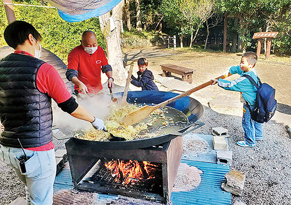 巨大鍋・鉄板を使った料理の様子