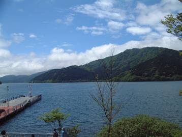 湖畔ふれあい園地より見晴らした外輪山と芦ノ湖の景色の写真