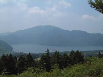 金太郎岩展望台から芦ノ湖と外輪山の眺めを写した写真